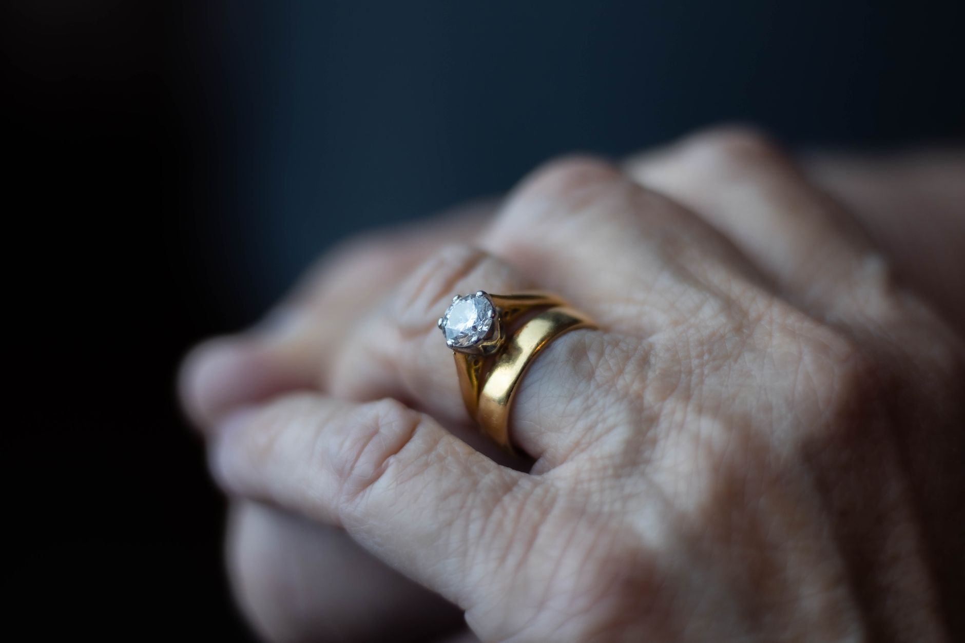 금색 반지 클로즈업